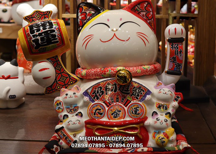 mèo thần tài vẫy tay cầm búa 