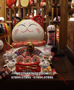 mèo thần tài vẫy tay cầm búa