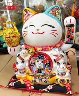 Mèo Thần Tài vẫy tay may mắn cầm xô vàng cầm liễn chiêu tài tiến bảo