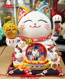 Mèo Thần Tài vẫy tay may mắn cầm xô vàng cầm liễn chiêu tài tiến bảo