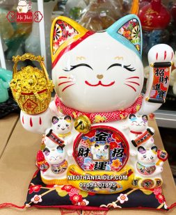 Mèo Thần Tài vẫy tay may mắn cầm xô vàng cầm liễn chiêu tài tiến bảo