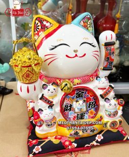Mèo Thần Tài vẫy tay may mắn cầm xô vàng cầm liễn chiêu tài tiến bảo
