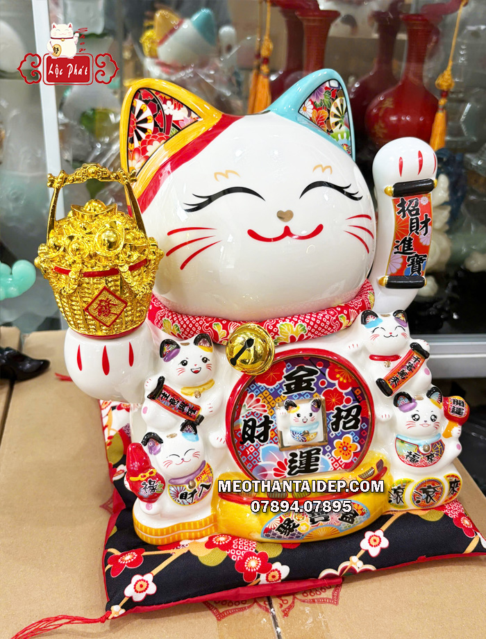 Mèo Thần Tài vẫy tay may mắn cầm xô vàng và liễn chiêu tài tiến bảo