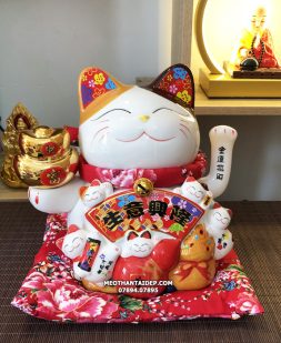 mèo thần tài vẫy tay đẹp cầm 2 thỏi vàng