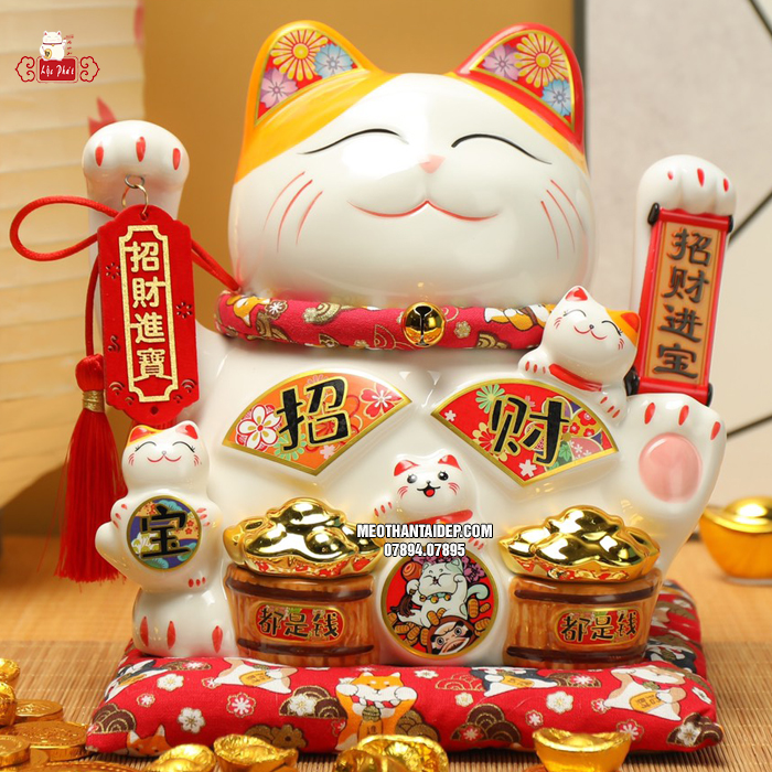 mèo thần tài vẫy tay cầm thẻ bài may mắn