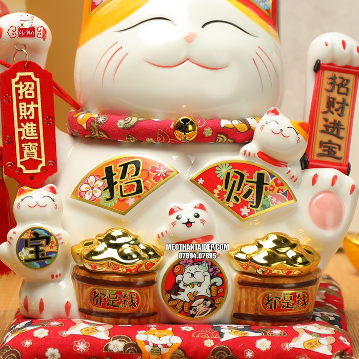 mèo thần tài vẫy tay cầm thẻ bài may mắn