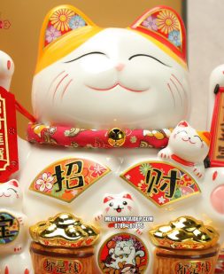 mèo thần tài vẫy tay cầm thẻ bài may mắn