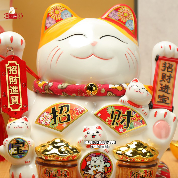 mèo thần tài vẫy tay cầm thẻ bài may mắn