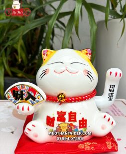 Mèo Thần Tài vẫy tay cầm quạt chiêu tài tự do tài phú