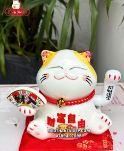 Mèo Thần Tài vẫy tay cầm quạt chiêu tài tự do tài phú