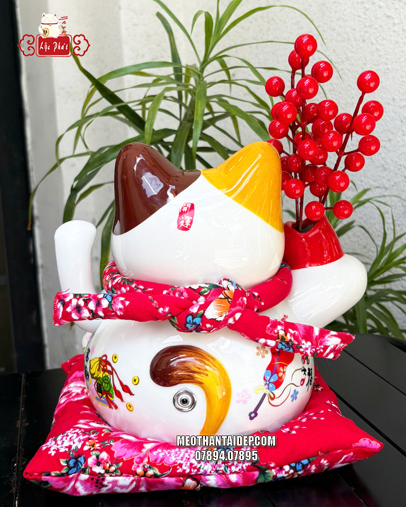 Mèo Thần Tài vẫy tay ôm cá chép đỏ bát phương lai tài