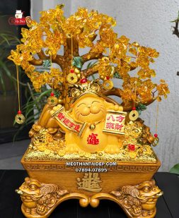 Mèo Thần Tài vương giả cầm liễn ngồi cây vàng chậu tụ bảo cóc ngậm tiền