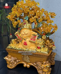 Mèo Thần Tài vương giả cầm liễn ngồi cây vàng chậu tụ bảo cóc ngậm tiền