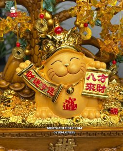 Mèo Thần Tài vương giả cầm liễn ngồi cây vàng chậu tụ bảo cóc ngậm tiền