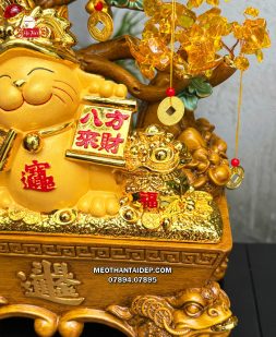 Mèo Thần Tài vương giả cầm liễn ngồi cây vàng chậu tụ bảo cóc ngậm tiền