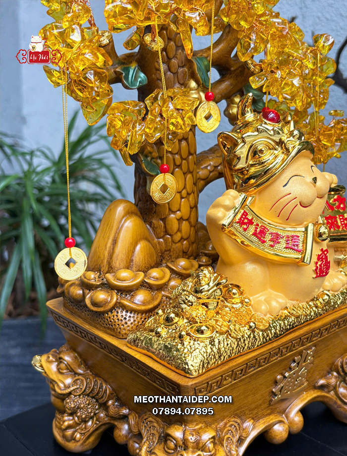 Mèo Thần Tài vương giả cầm liễn ngồi cây vàng chậu tụ bảo cóc ngậm tiền