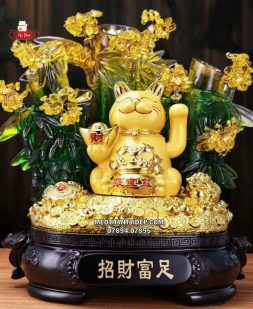 Mèo thần tài vàng ôm thỏi vàng ngồi chậu tụ bảo trúc xanh
