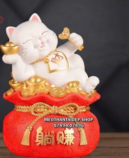 Tượng mèo thần tài trắng thỏi vàng nằm túi tài lộc đỏ