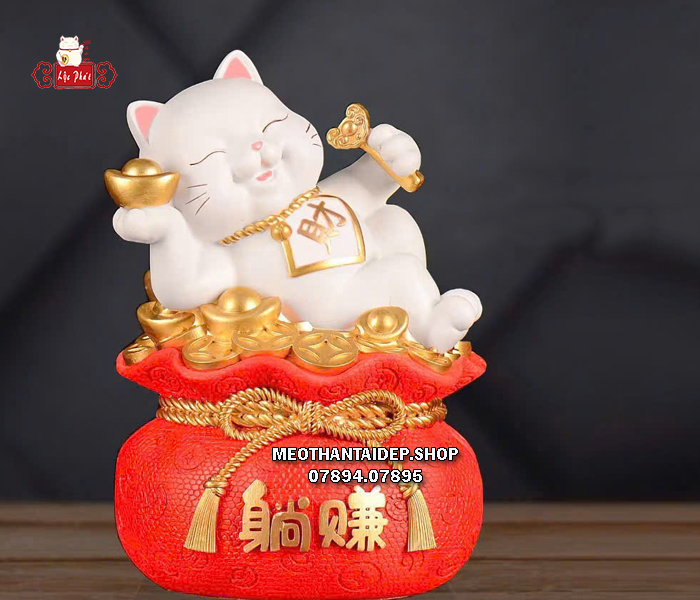 Tượng mèo thần tài trắng thỏi vàng nằm túi tài lộc đỏ