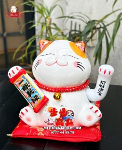 Mèo Thần Tài từng bước thăng tiến cầm liễn thuận buồm xuôi gió