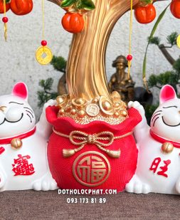 Đôi mèo thần tài trắng cầm liễn câu đối ngồi cây tiền