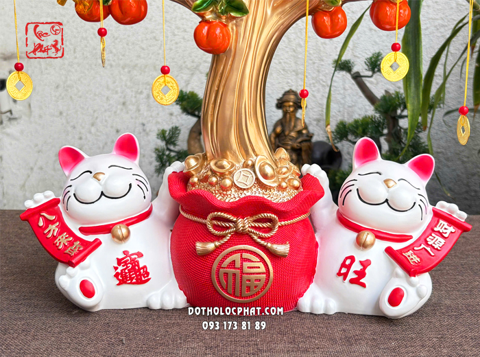 Đôi mèo thần tài trắng cầm liễn câu đối ngồi cây tiền