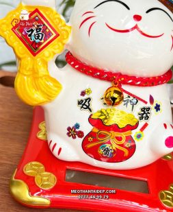 Mèo Thần Tài năng lượng mặt trời chữ phúc túi vàng