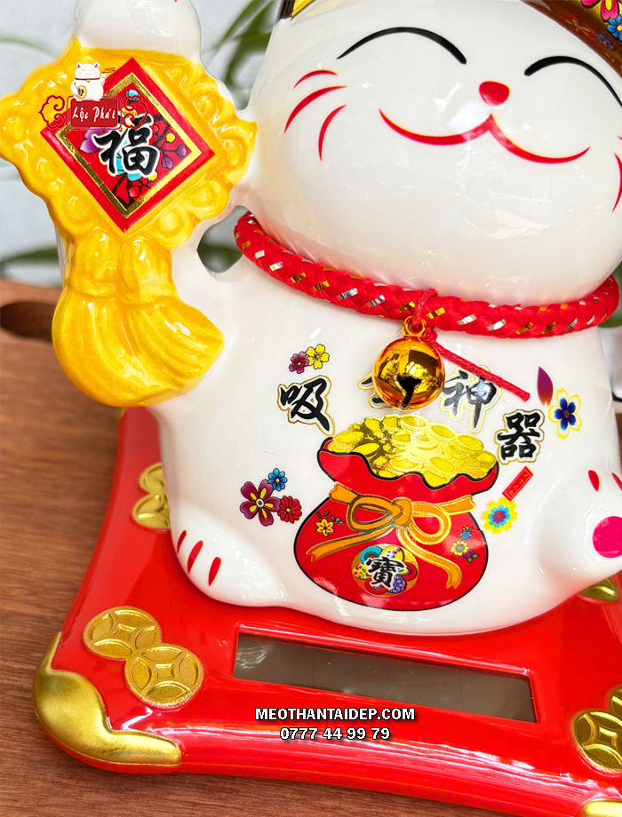 Mèo Thần Tài năng lượng mặt trời chữ phúc túi vàng