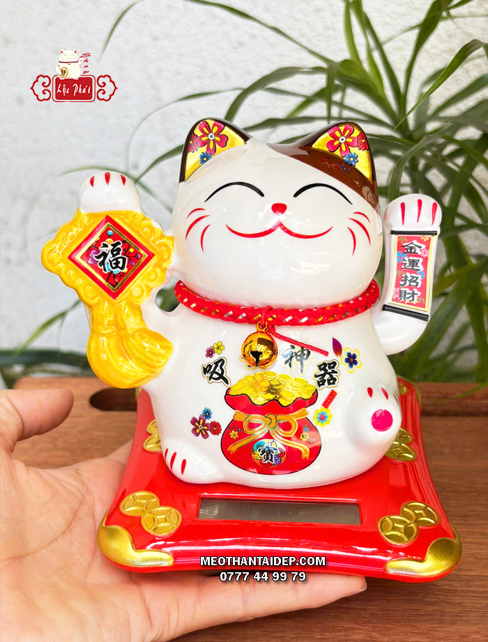 Mèo Thần Tài năng lượng mặt trời chữ phúc túi vàng