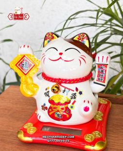 Mèo Thần Tài năng lượng mặt trời chữ phúc túi vàng