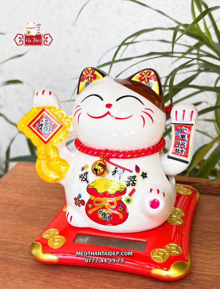 Mèo Thần Tài năng lượng mặt trời chữ phúc túi vàng