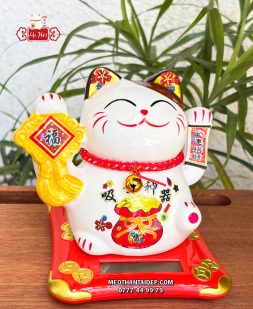 Mèo Thần Tài năng lượng mặt trời chữ phúc túi vàng