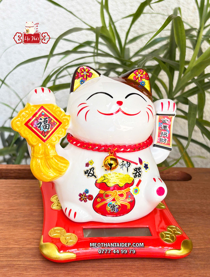 Mèo Thần Tài năng lượng mặt trời chữ phúc túi vàng