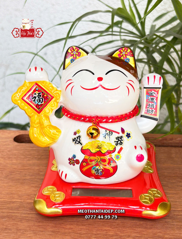 Mèo Thần Tài năng lượng mặt trời chữ phúc túi vàng