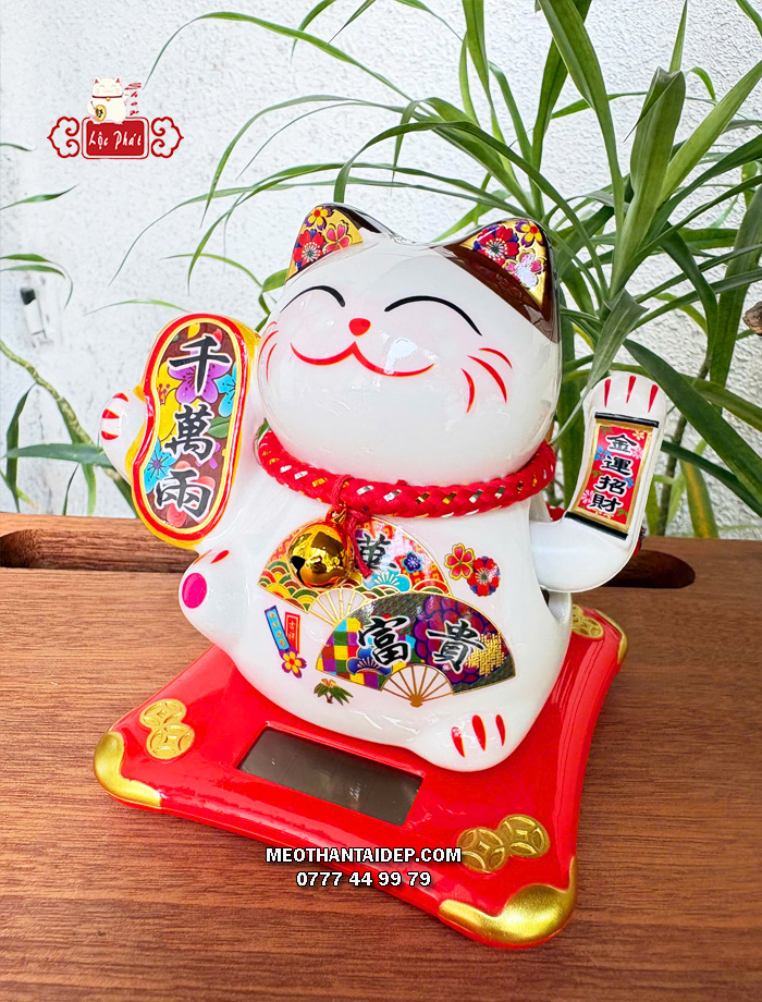 Mèo Thần Tài vẫy tay năng lượng mặt trời