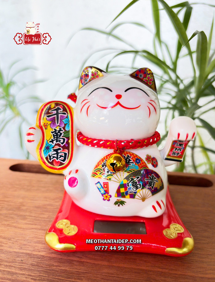 Mèo Thần Tài vẫy tay năng lượng mặt trời